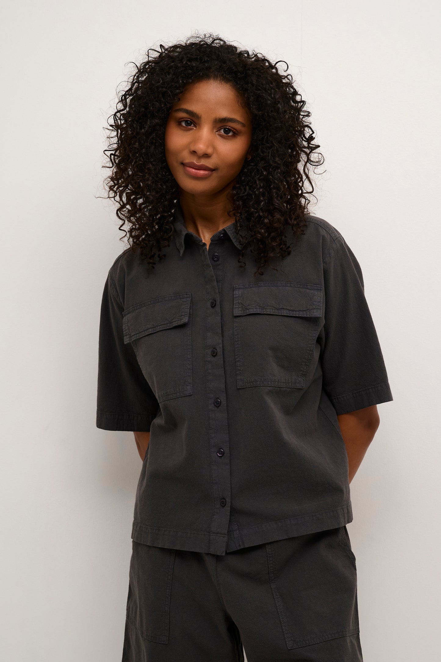 KA Naya Liah Shirt - Black Oyster Grå