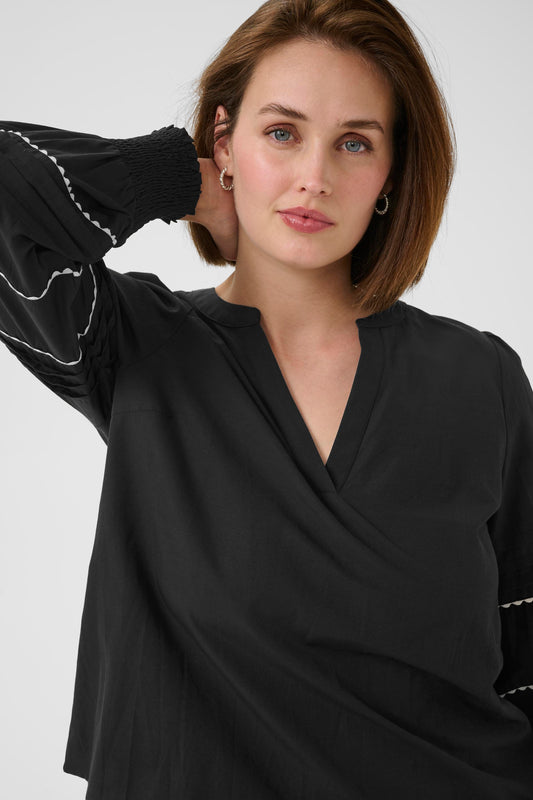 KA April blouse - sort m/hvid detaljer