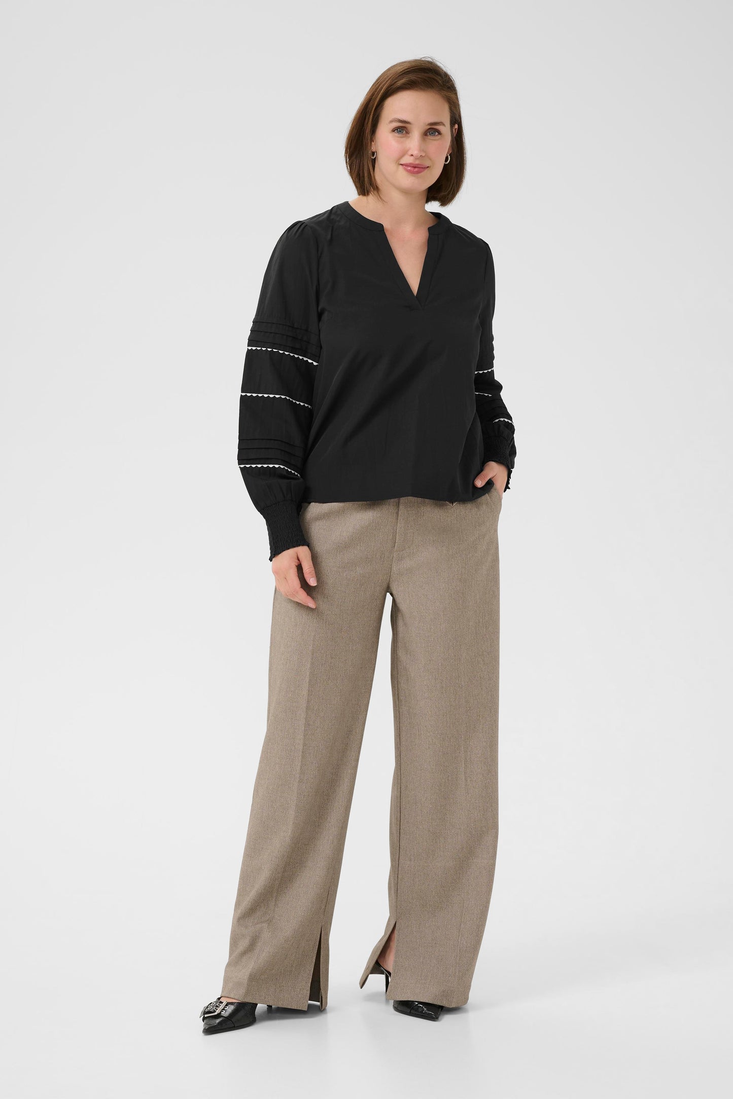 KA April blouse - sort m/hvid detaljer