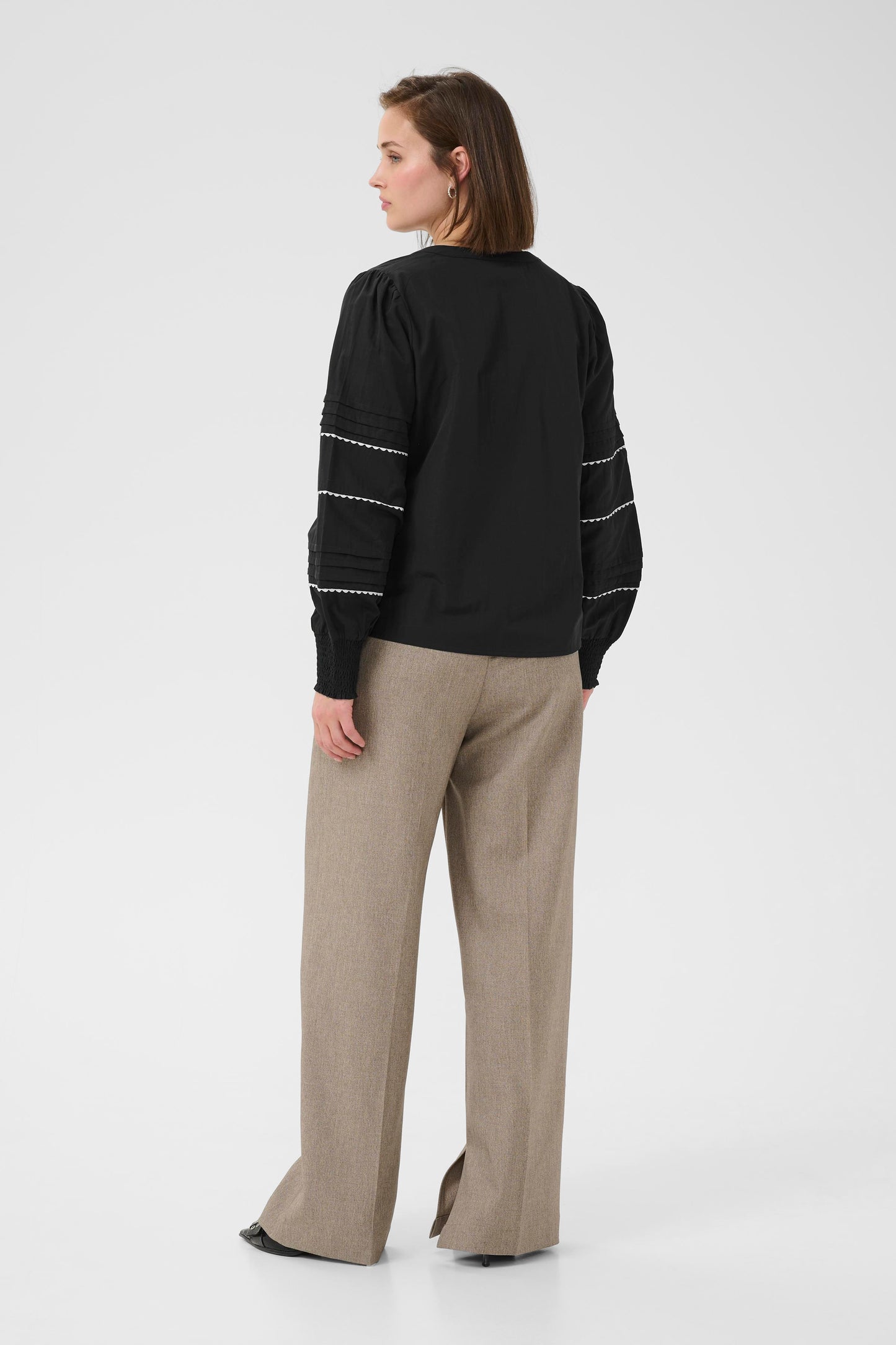 KA April blouse - sort m/hvid detaljer