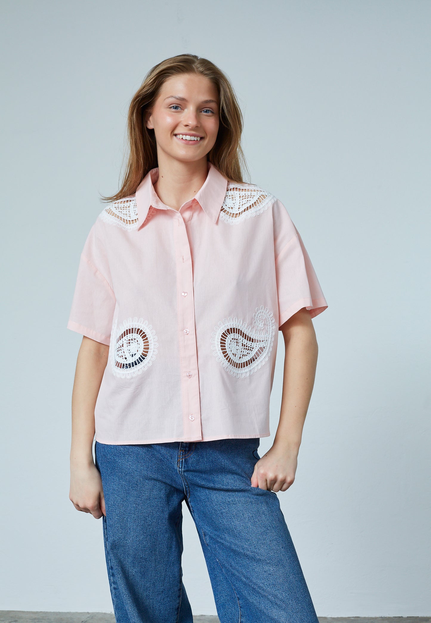 SP SISU-SH1 Skjorte - lys pink m/hvid broderi og hulmønster