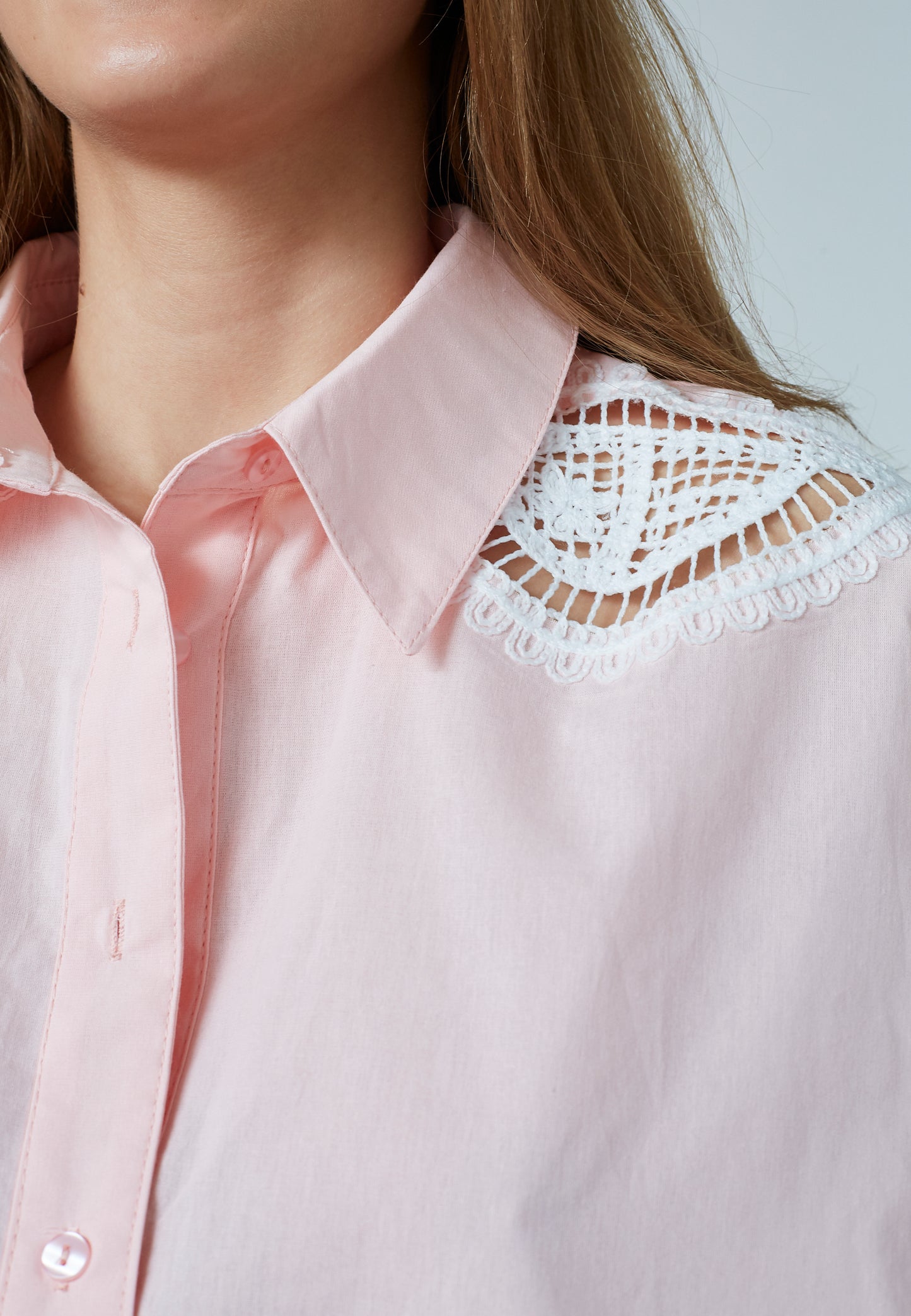 SP SISU-SH1 Skjorte - lys pink m/hvid broderi og hulmønster
