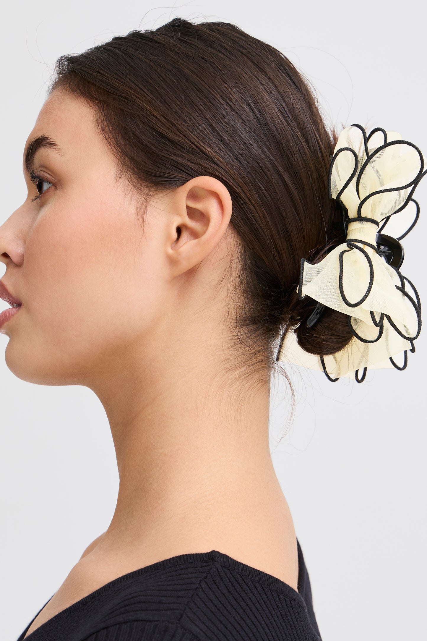 IC Bow Hair Claw - hårspænde i creme/sort