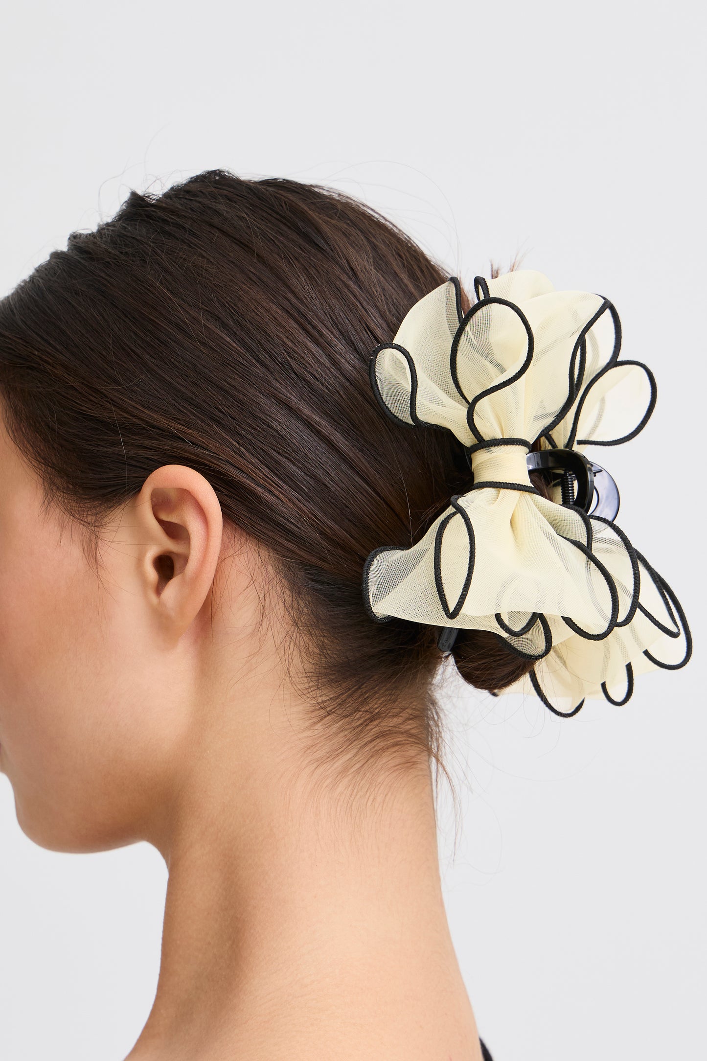 IC Bow Hair Claw - hårspænde i creme/sort