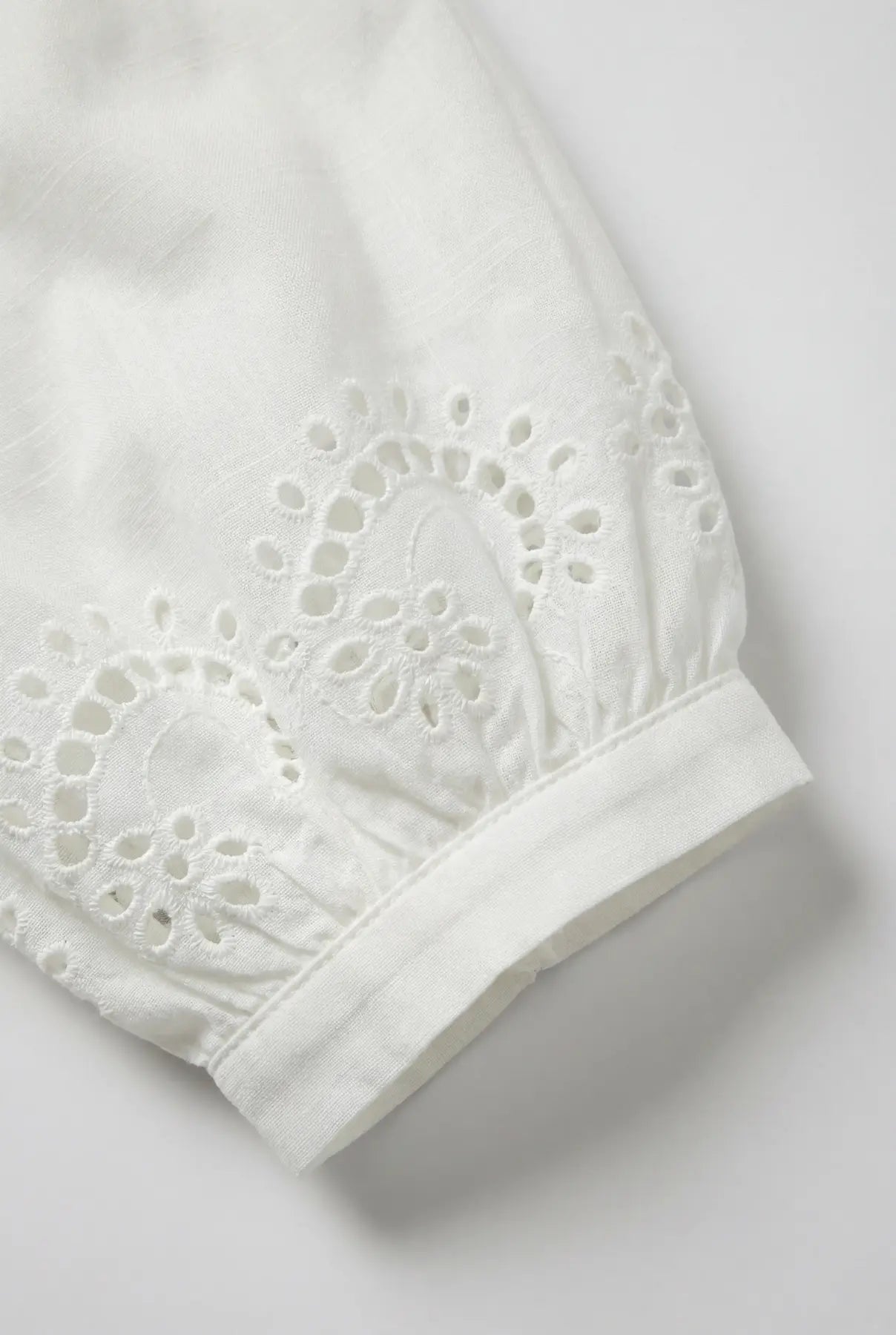 VL VIMARIGA V-NECK 3/4 EMB. TOP - hvid m/broderi