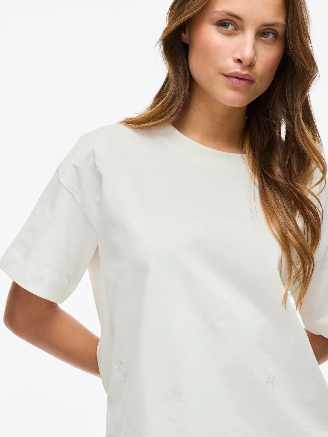VL Vimonie T-shirt - hvid m/broderede hvide blomster