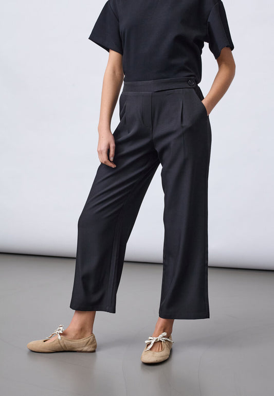 SP VIKSA-PA. CROP - Black
