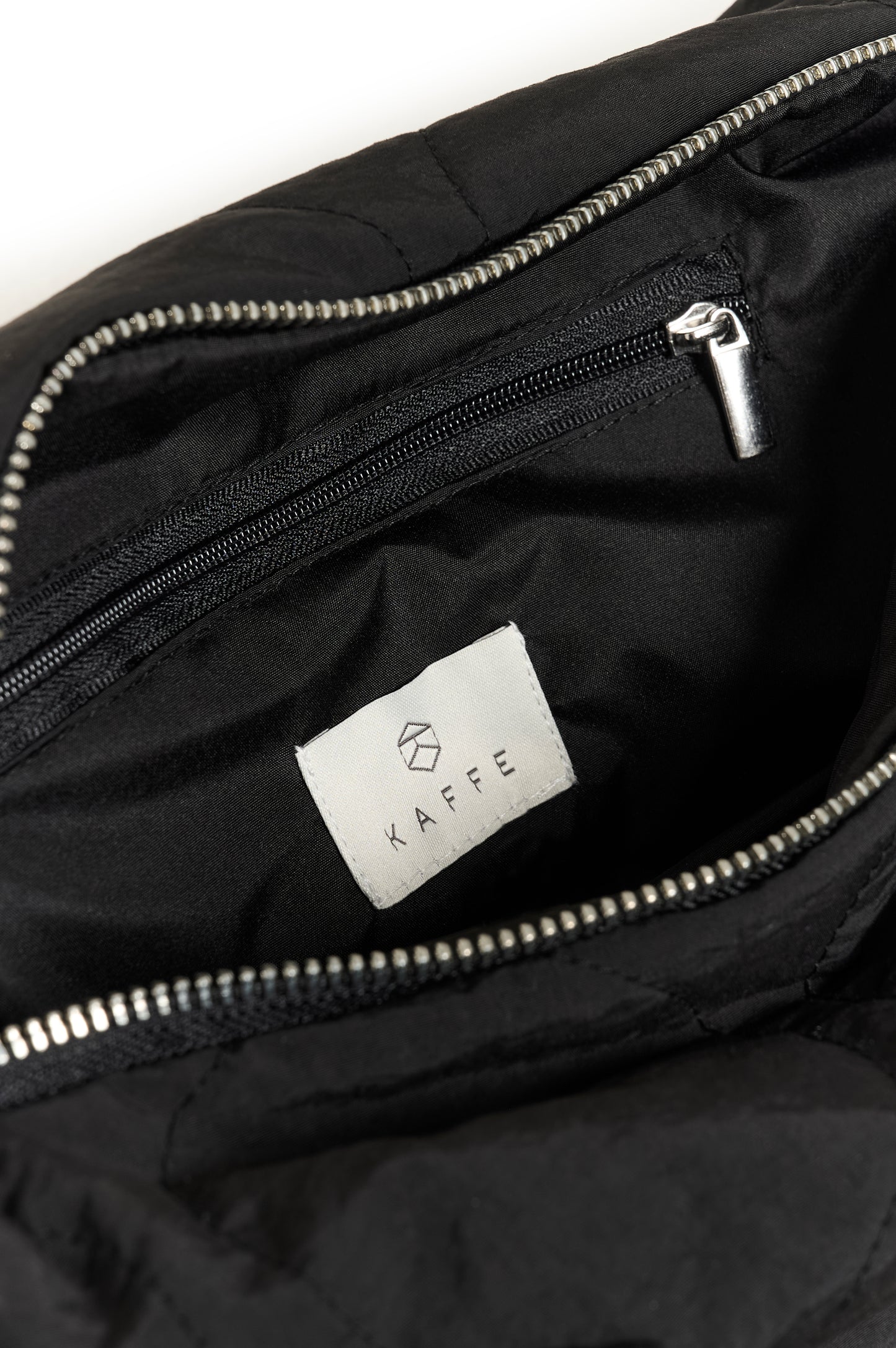 KA Jennis Quiltet Bag - sort m/keyhanger detalje
