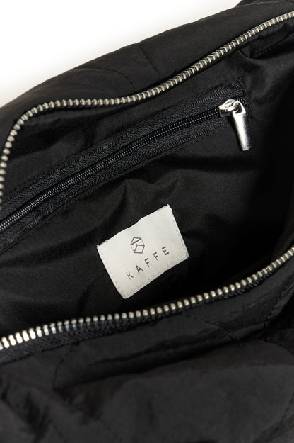 KA Jennis Quiltet Bag - sort m/keyhanger detalje