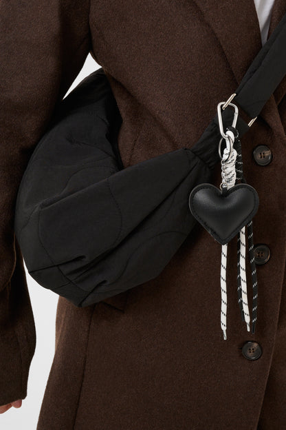 KA Jennis Quiltet Bag - sort m/keyhanger detalje