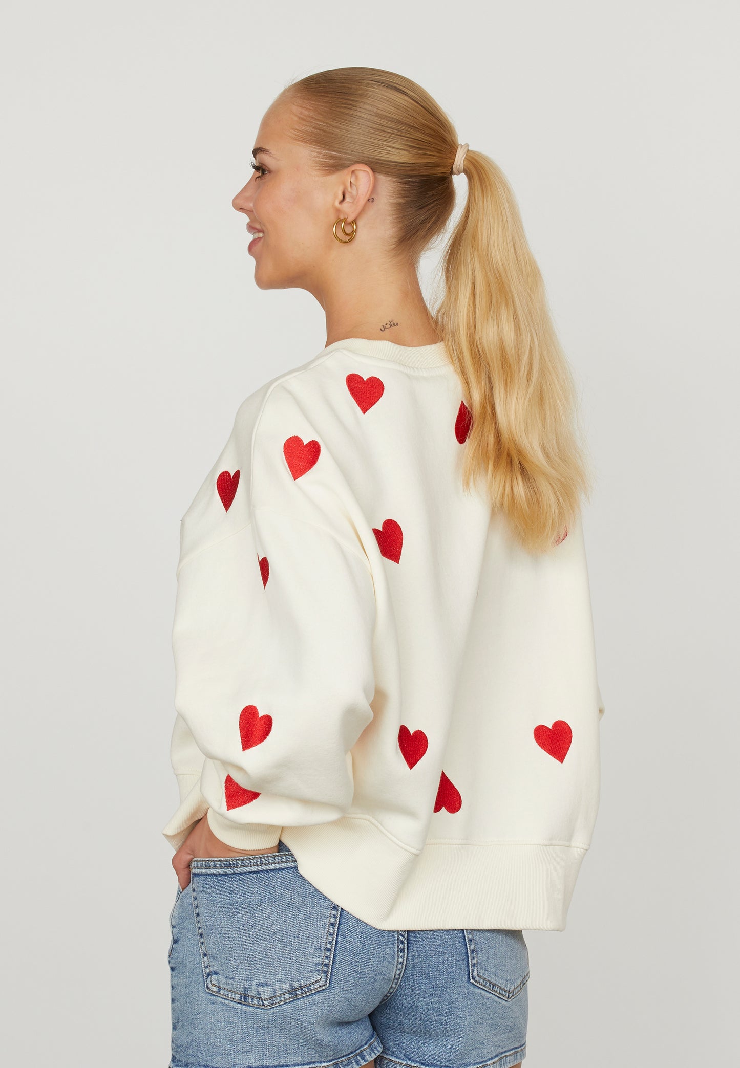 SP Sweater - hvid m/røde hjerter