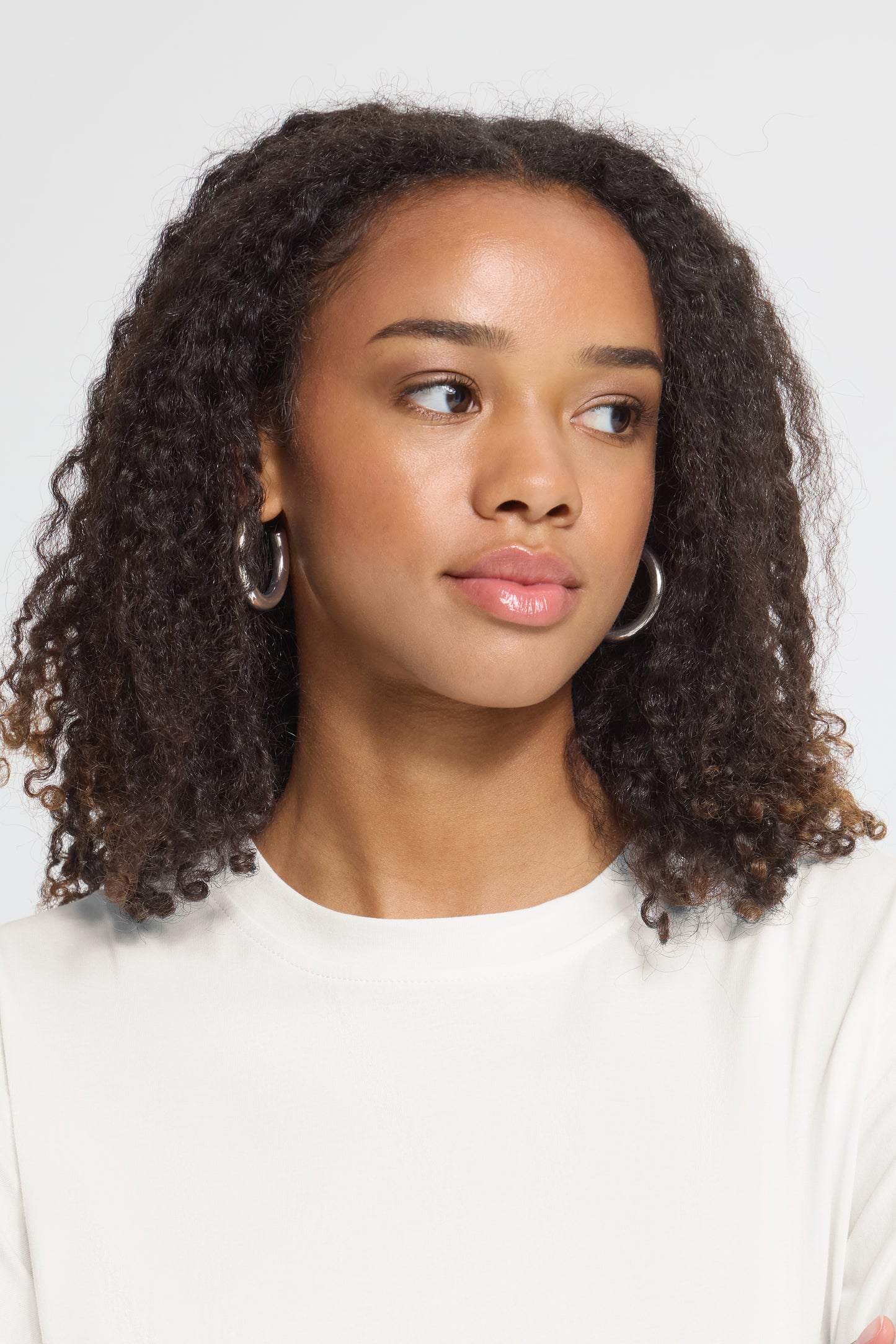 IC ROSANNY T-SHIRT - hvid m/blomster på ærmer