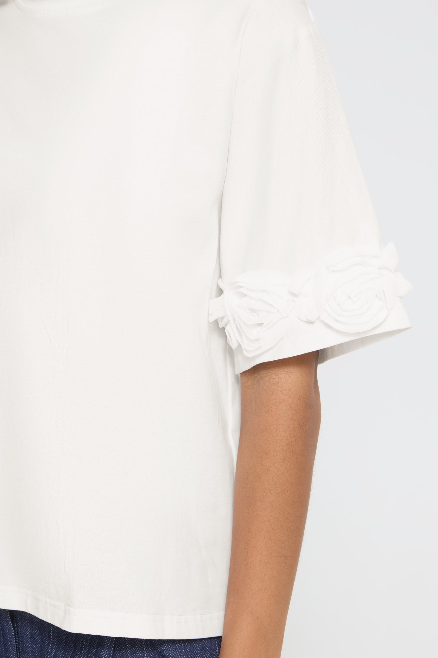 IC ROSANNY T-SHIRT - hvid m/blomster på ærmer
