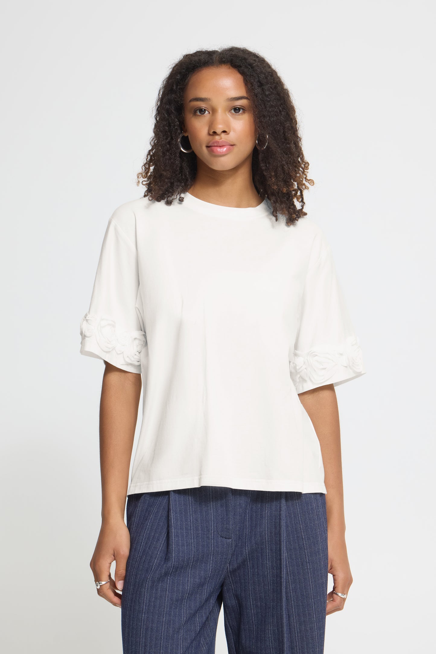 IC ROSANNY T-SHIRT - hvid m/blomster på ærmer