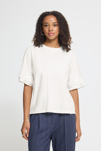 IC ROSANNY T-SHIRT - hvid m/blomster på ærmer