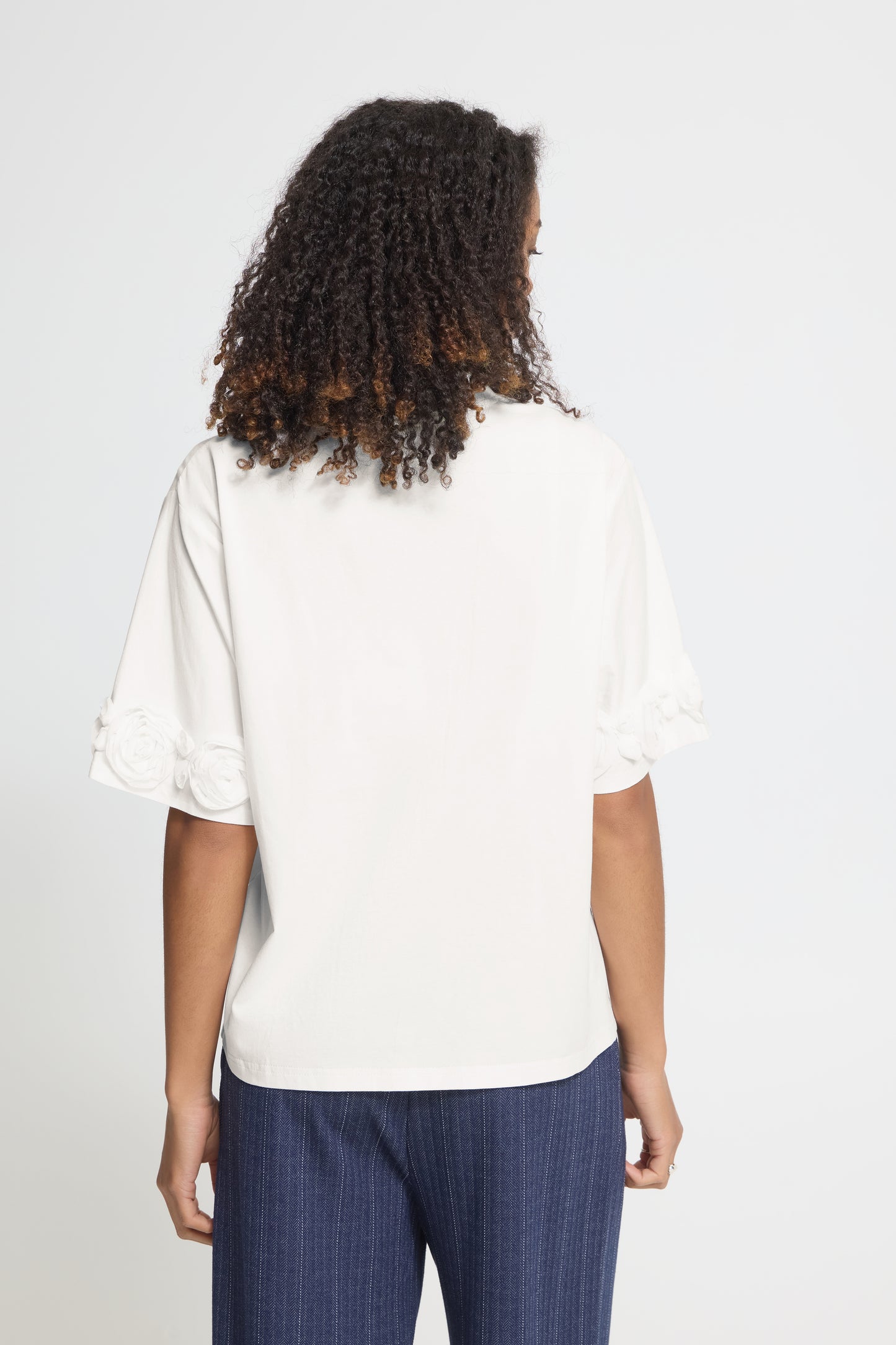 IC ROSANNY T-SHIRT - hvid m/blomster på ærmer
