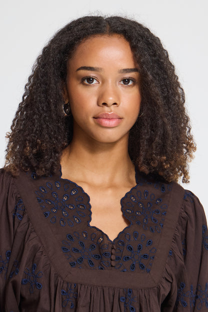 IC HEISA Shirt - bluse - Coffee Bean m/blå broderi