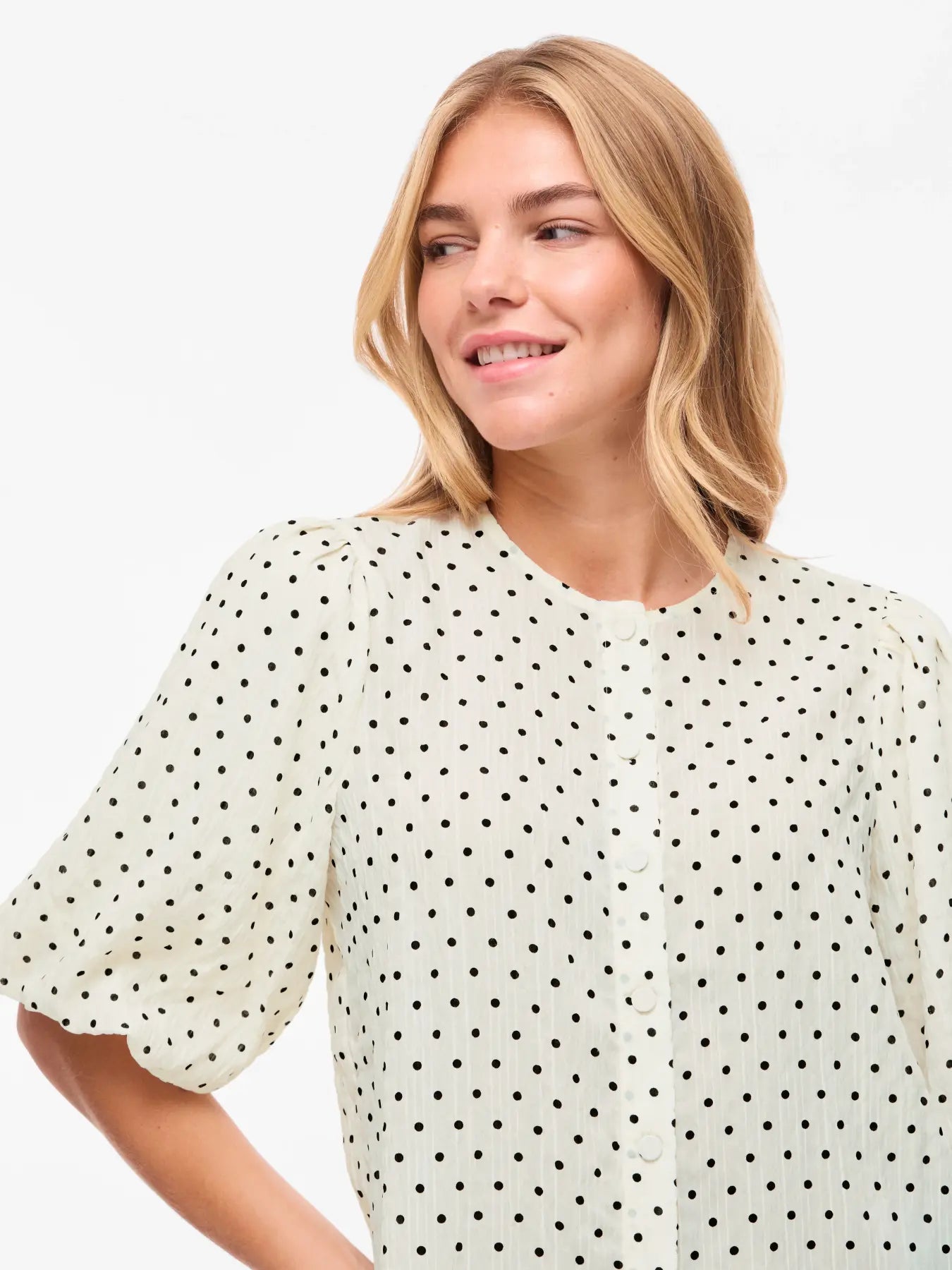 VL VIEA 2/4 BUTTON TOP - hvid m/sorte dots