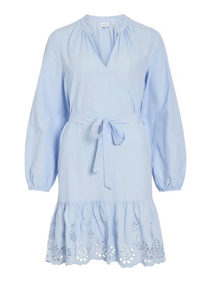 VIKELLI V-NECK L/S  DRESS - lys blå  m/blonder og bindebånd