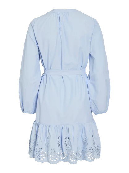 VIKELLI V-NECK L/S  DRESS - lys blå  m/blonder og bindebånd