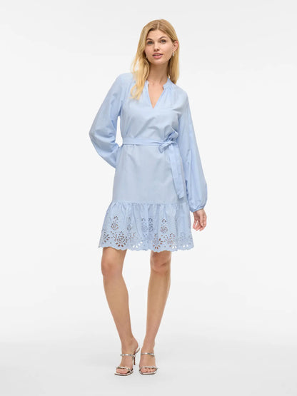 VIKELLI V-NECK L/S  DRESS - lys blå  m/blonder og bindebånd