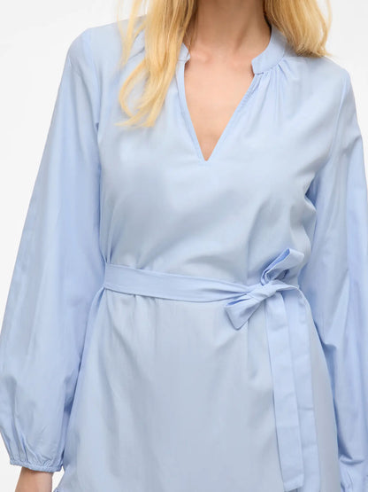 VIKELLI V-NECK L/S  DRESS - lys blå  m/blonder og bindebånd
