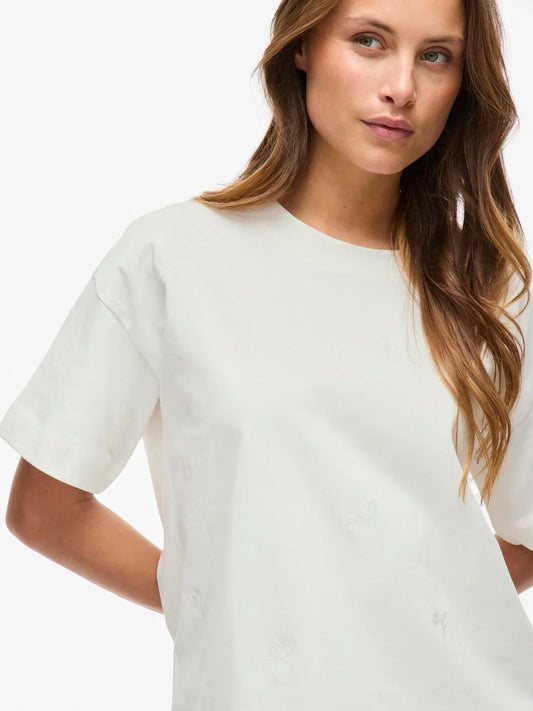 12/10-25 - OPRYDNING - SPAR 50-70% - VL Vimonie T-shirt - hvid  m/broderede hvide  blomster - L